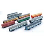 COLLECTION OF ASSORTED 00 GAUGE MODEL RAILWAY CARRIAGES