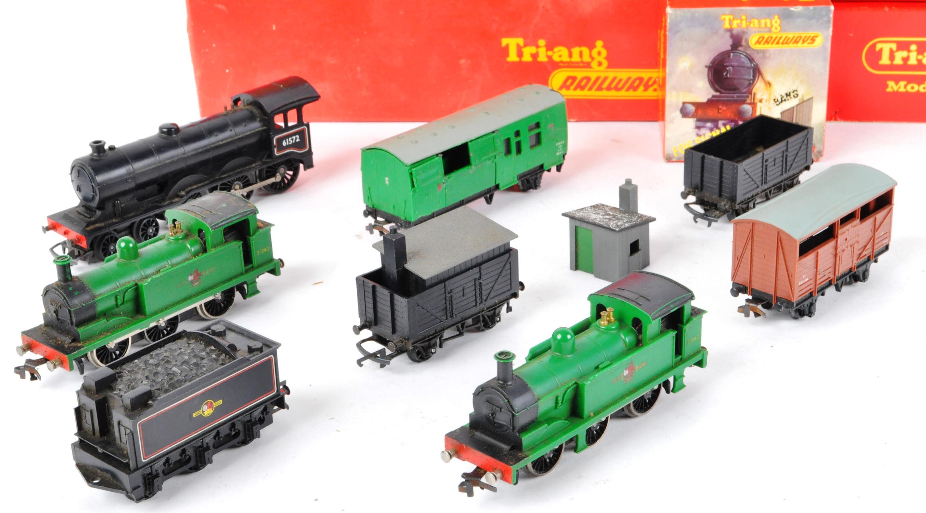 COLLECTION OF ASSORTED HORNBY TRIANG 00 GAUGE TRAIN SET ITEMS - Image 3 of 6