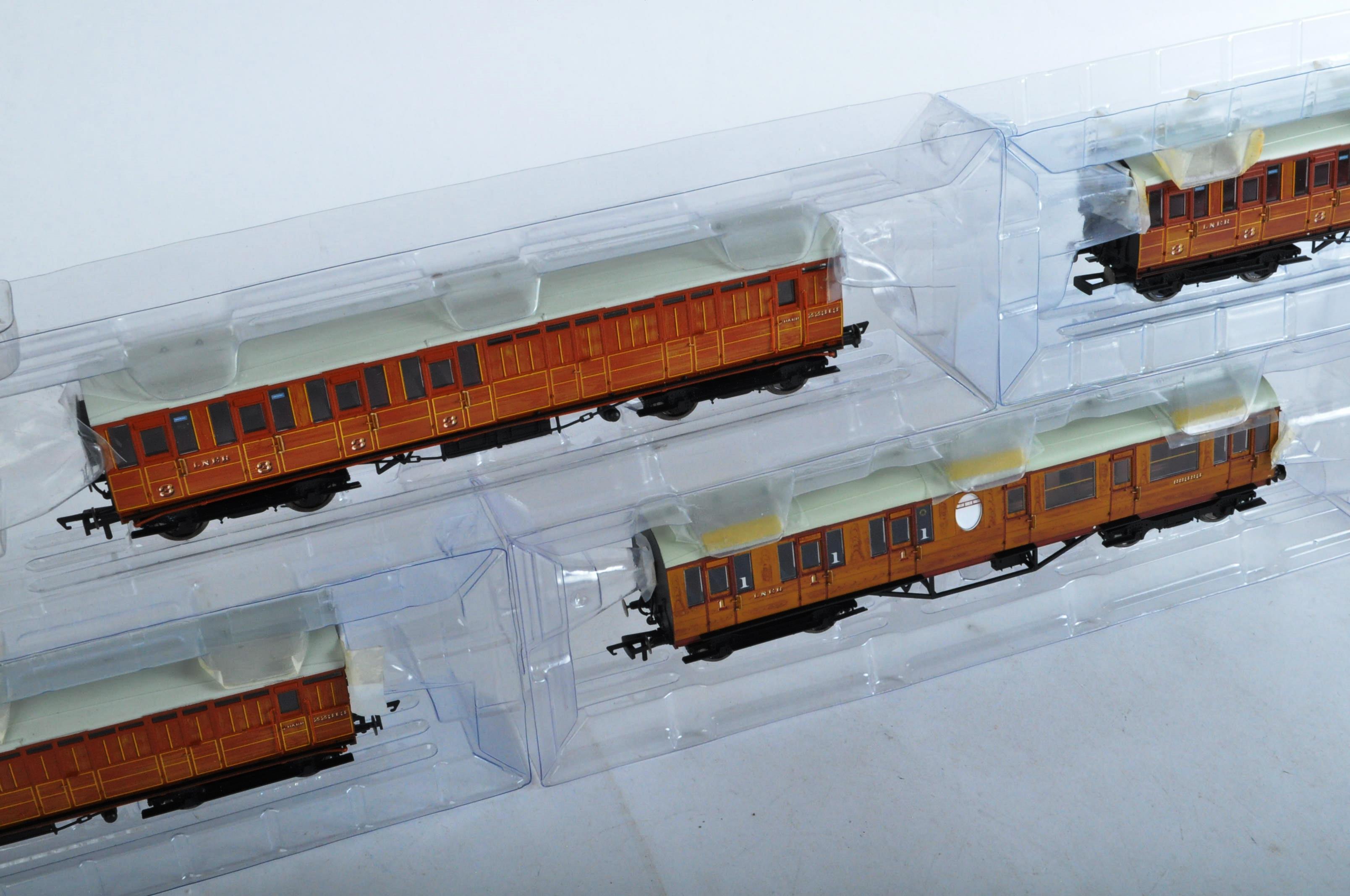 RAKE OF X5 HORNBY 00 GAUGE GRESLEY TEAK COACHES - Image 3 of 5