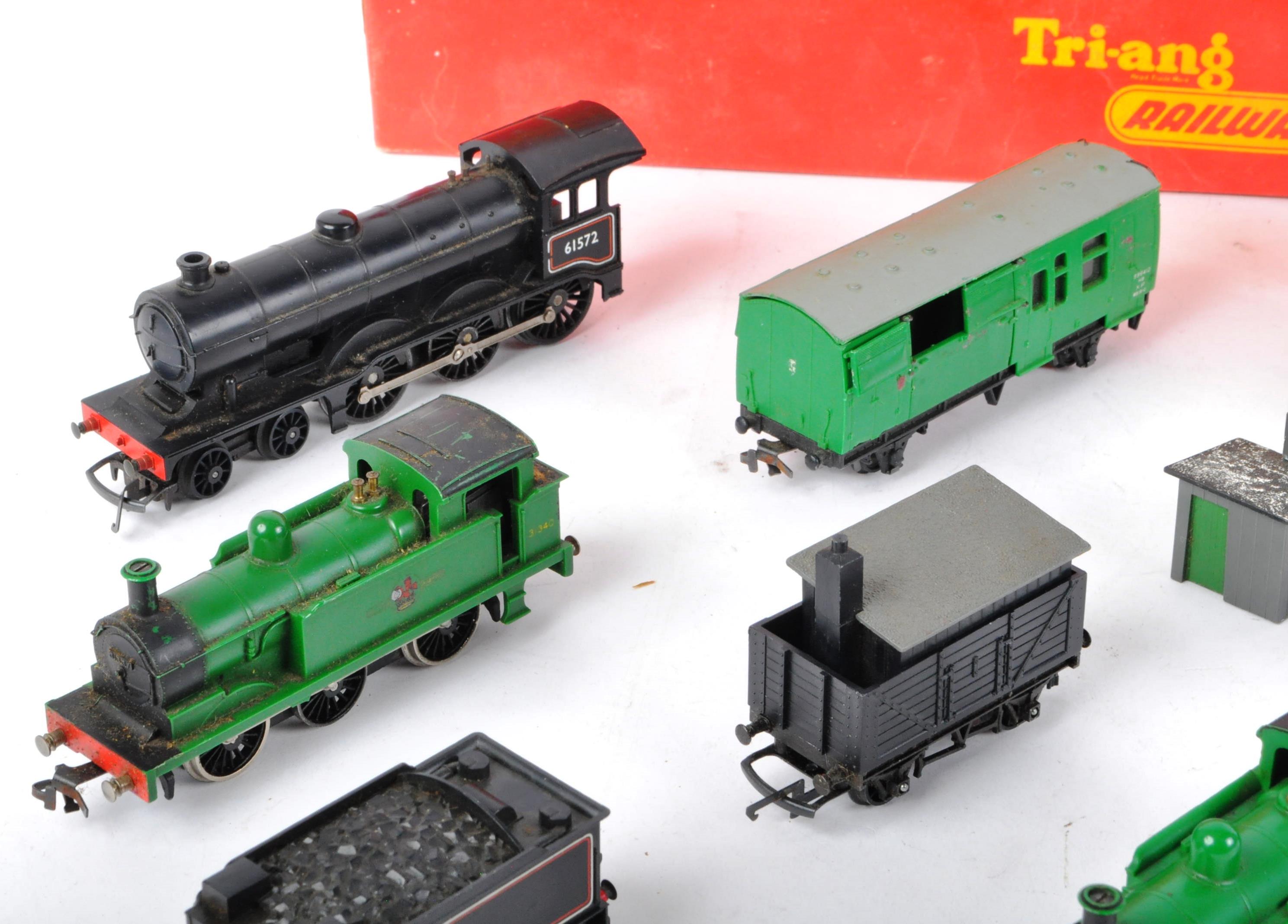 COLLECTION OF ASSORTED HORNBY TRIANG 00 GAUGE TRAIN SET ITEMS - Image 2 of 6