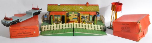 COLLECTION OF HORNBY 0 GAUGE MODEL RAILWAY TRACKSIDE ITEMS