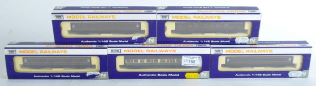 COLLECTION OF DAPOL N GAUGE MODEL RAILWAY CARRIAGES