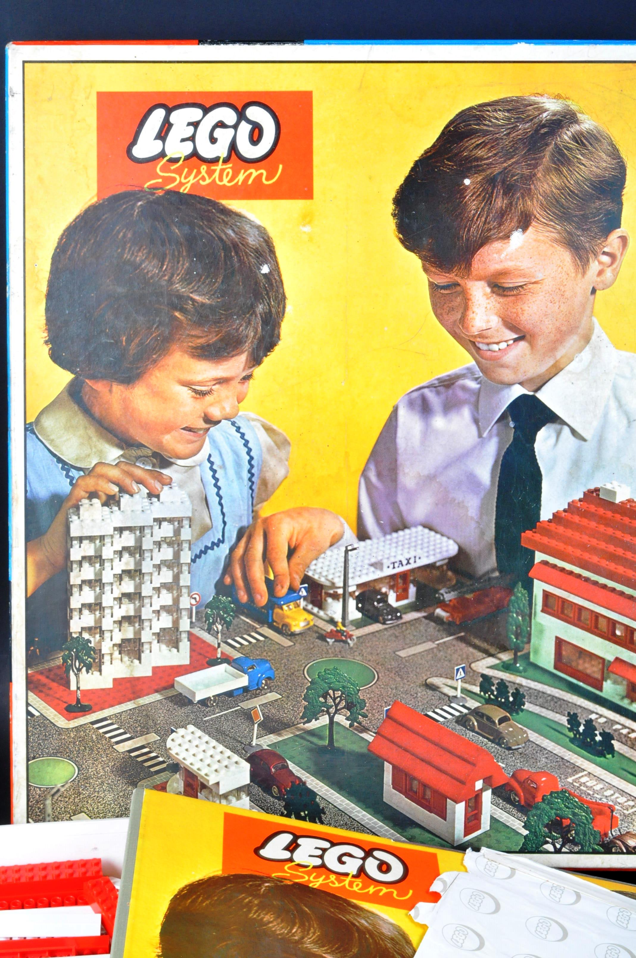 ORIGINAL VINTAGE LEGO SYSTEM TOWN PLAN SET - Image 2 of 5