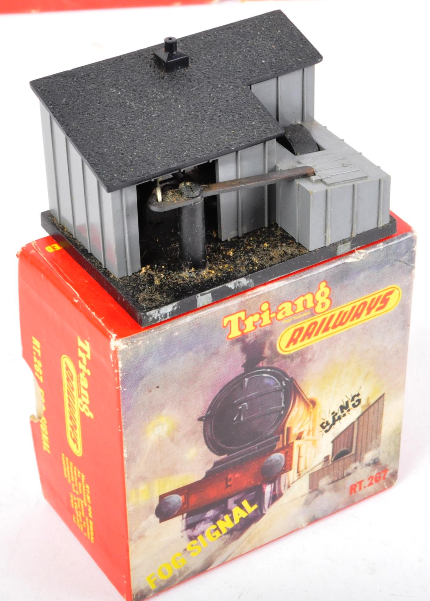 COLLECTION OF ASSORTED HORNBY TRIANG 00 GAUGE TRAIN SET ITEMS - Image 4 of 6