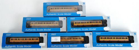 COLLECTION OF DAPOL N GAUGE MODEL RAILWAY CARRIAGES
