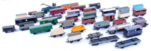 LARGE COLLECTION OF ASSORTED 00 GAUGE MODEL RAILWAY WAGONS