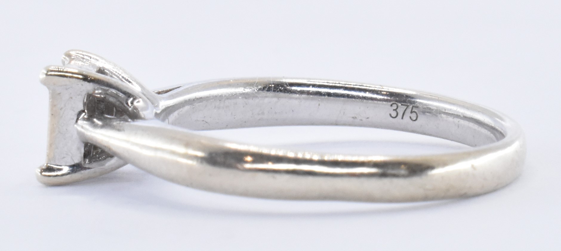 9CT WHITE GOLD & DIAMOND RING - Image 2 of 6