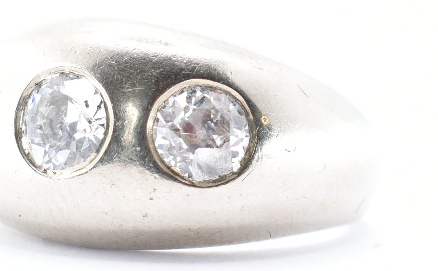 14CT WHITE GOLD & DIAMOND THREE STONE GYPSY RING. - Image 3 of 7