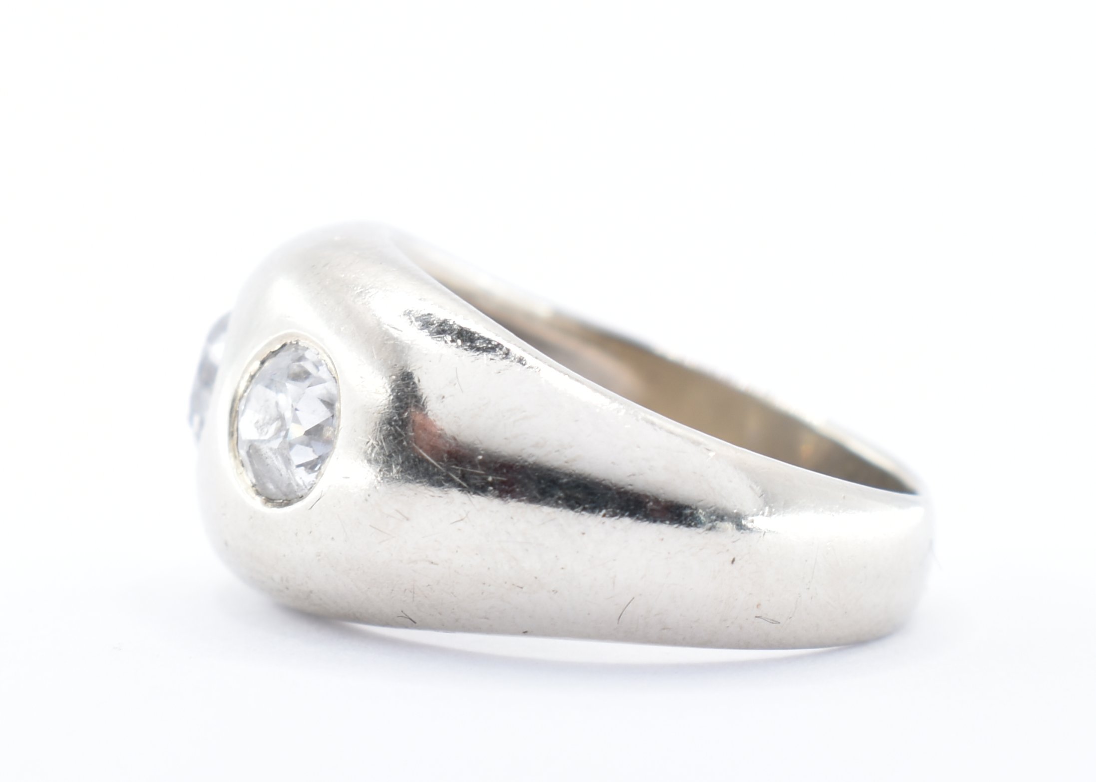 14CT WHITE GOLD & DIAMOND THREE STONE GYPSY RING. - Image 4 of 7