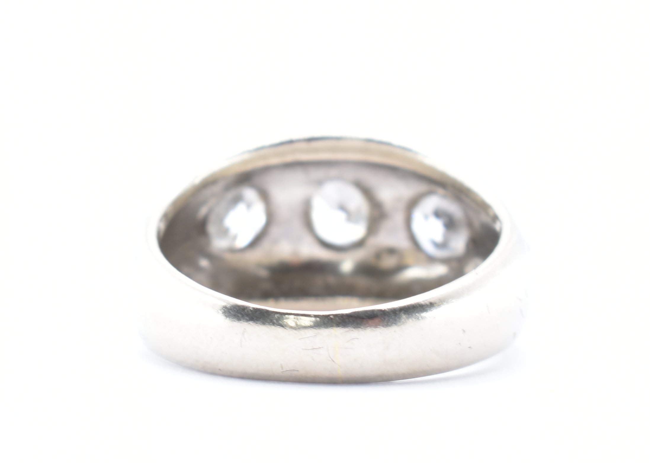 14CT WHITE GOLD & DIAMOND THREE STONE GYPSY RING. - Image 5 of 7