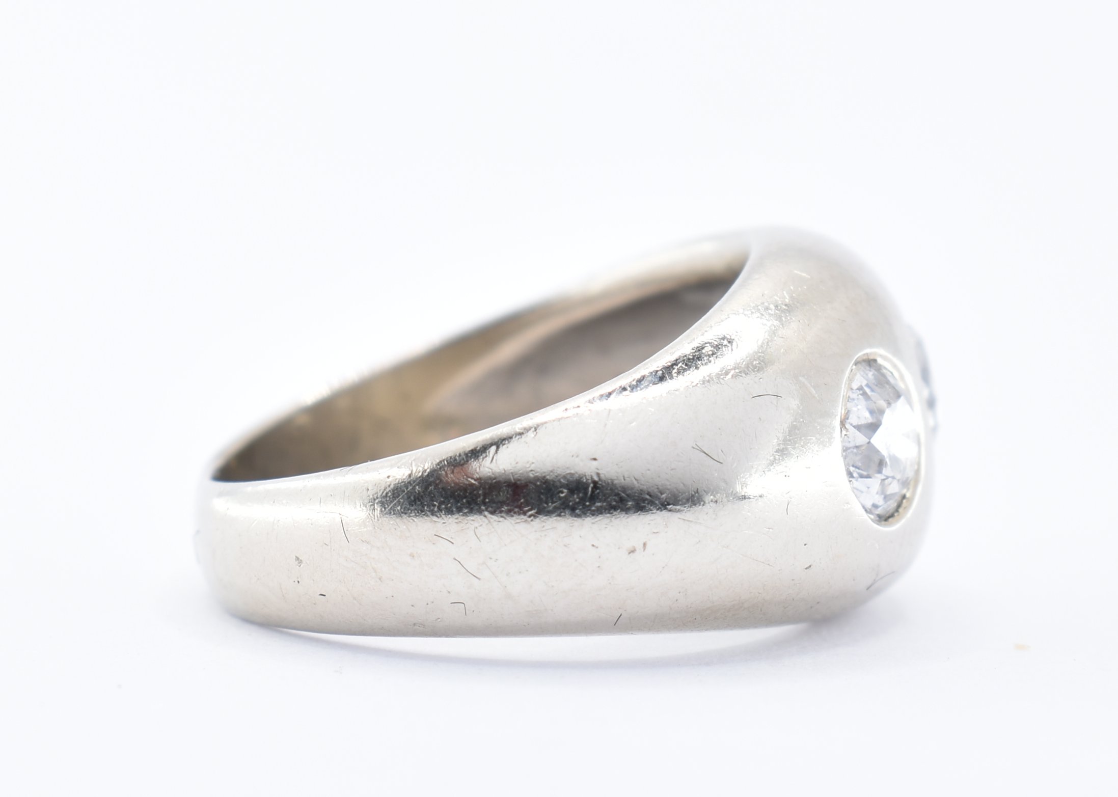 14CT WHITE GOLD & DIAMOND THREE STONE GYPSY RING. - Image 6 of 7