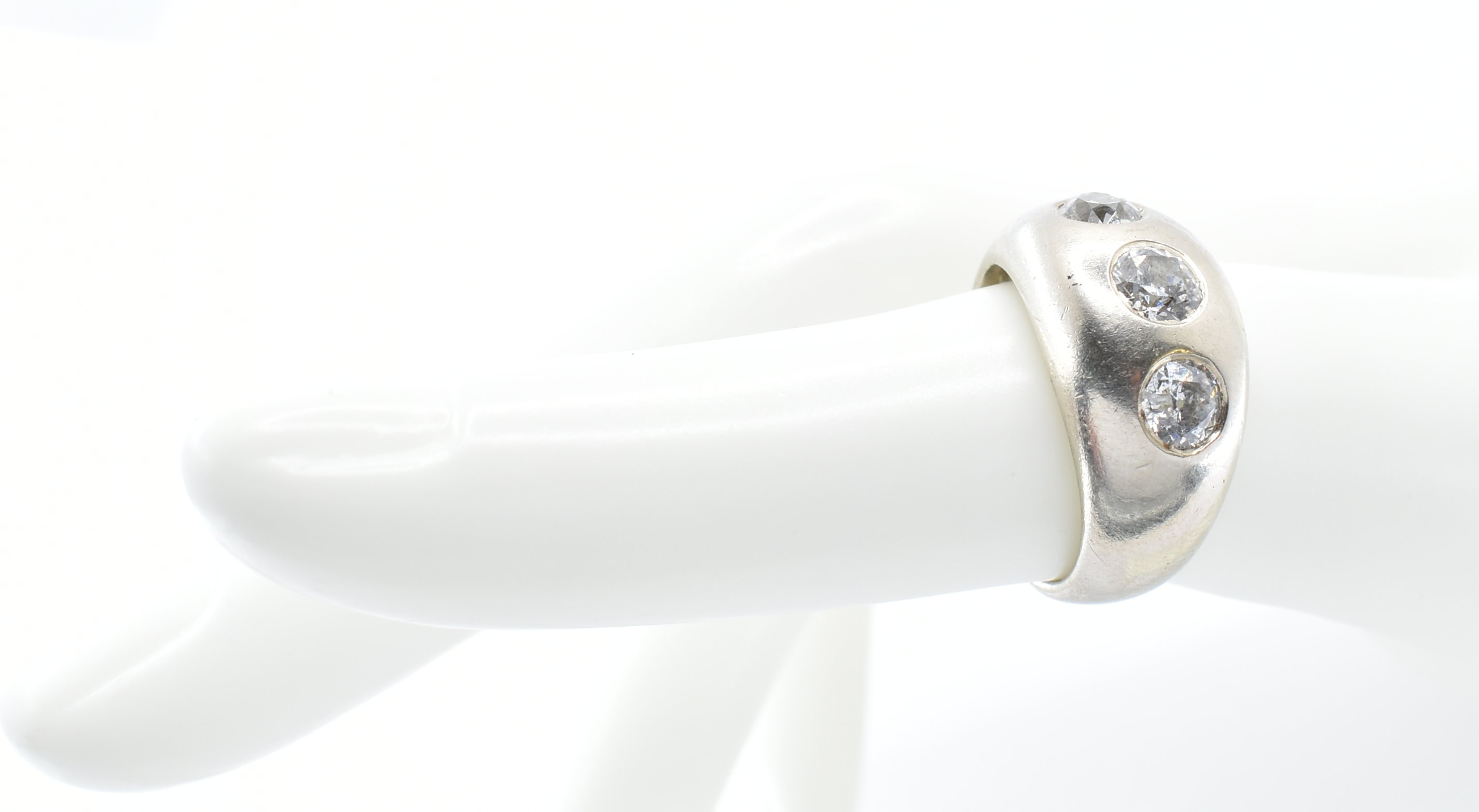 14CT WHITE GOLD & DIAMOND THREE STONE GYPSY RING. - Image 7 of 7