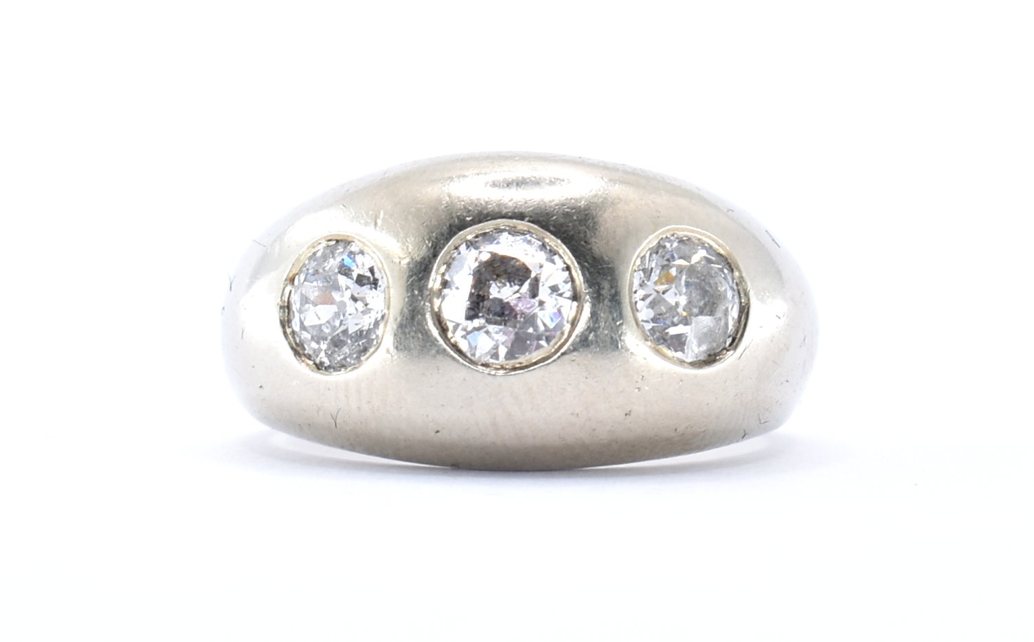 14CT WHITE GOLD & DIAMOND THREE STONE GYPSY RING.