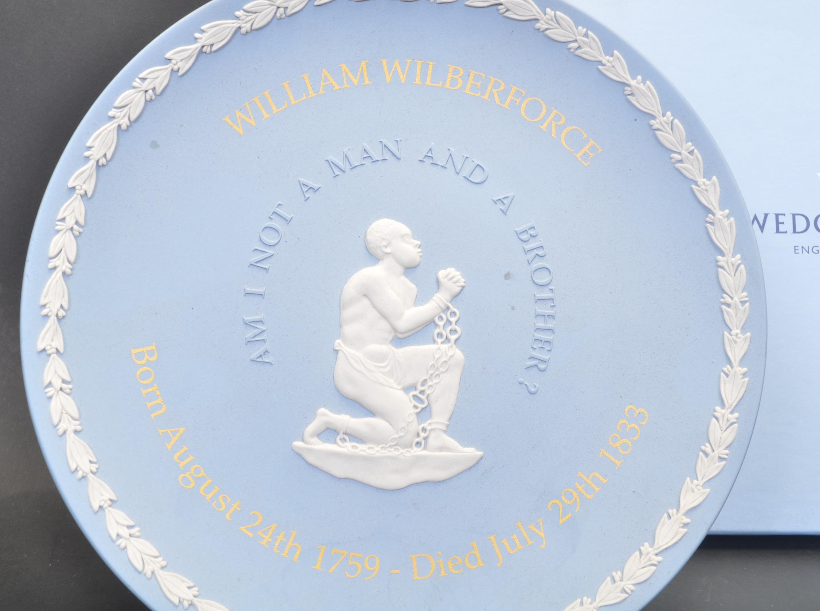 VINTAGE 20TH CENTURY WEDGWOOD JASPERWARE WILLIAM WILBERFORCE PLATE - Image 2 of 5