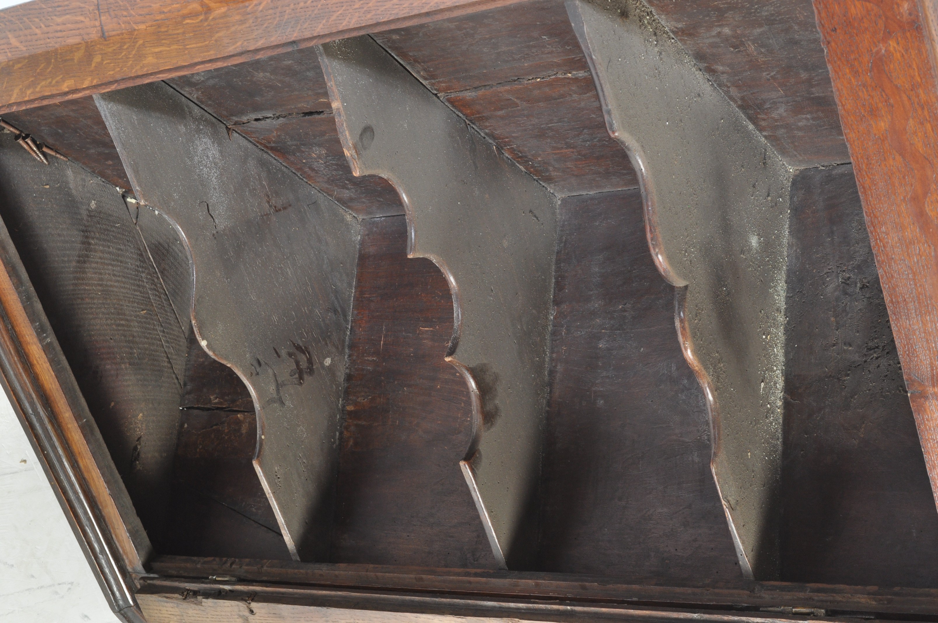 AN 18TH CENTURY GEORGE III OAK CORNER CUPBOARD - Image 4 of 5