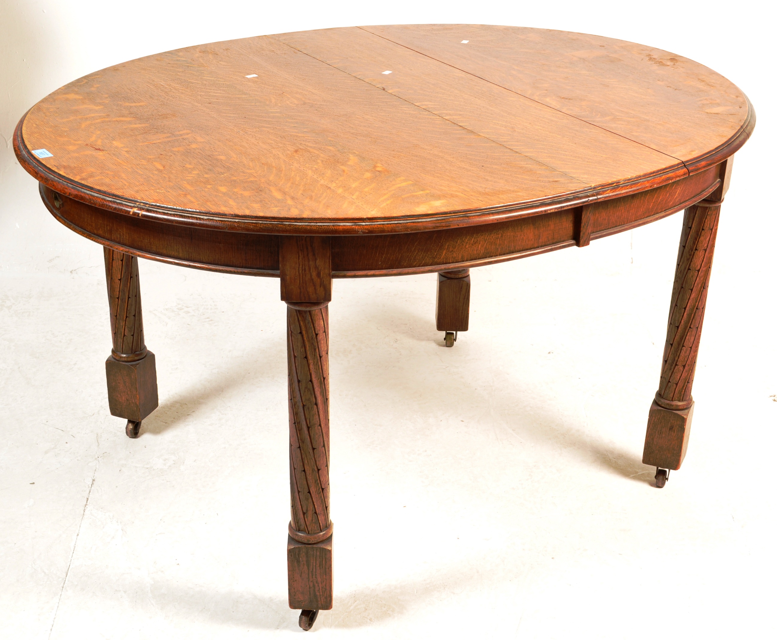 1920S SOLID OAK OVAL EXTENDING DINING TABLE - Image 2 of 4