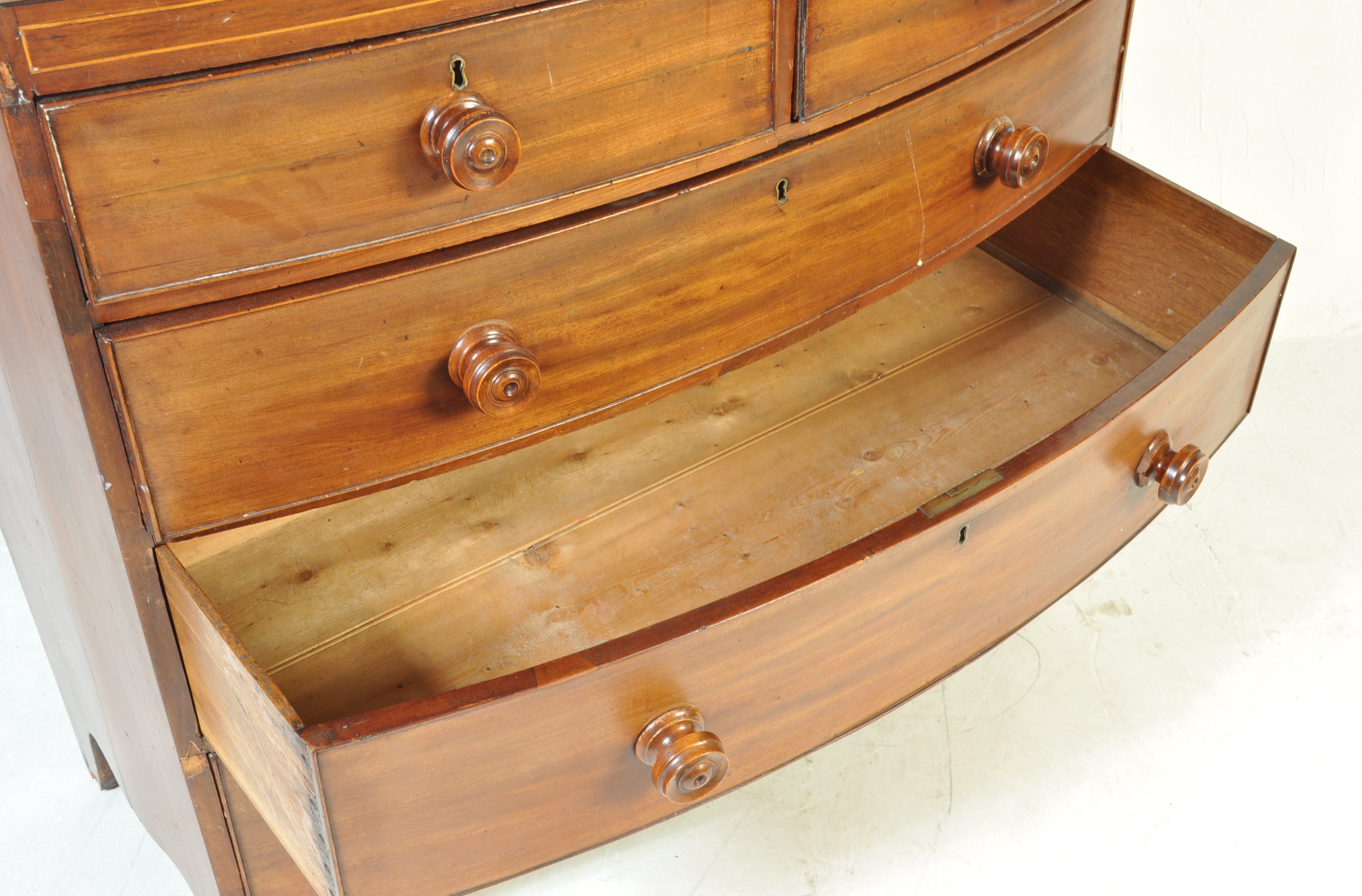 19TH CENTURY GEORGE III BOW FRONT CHEST OF DRAWERS - Image 5 of 6