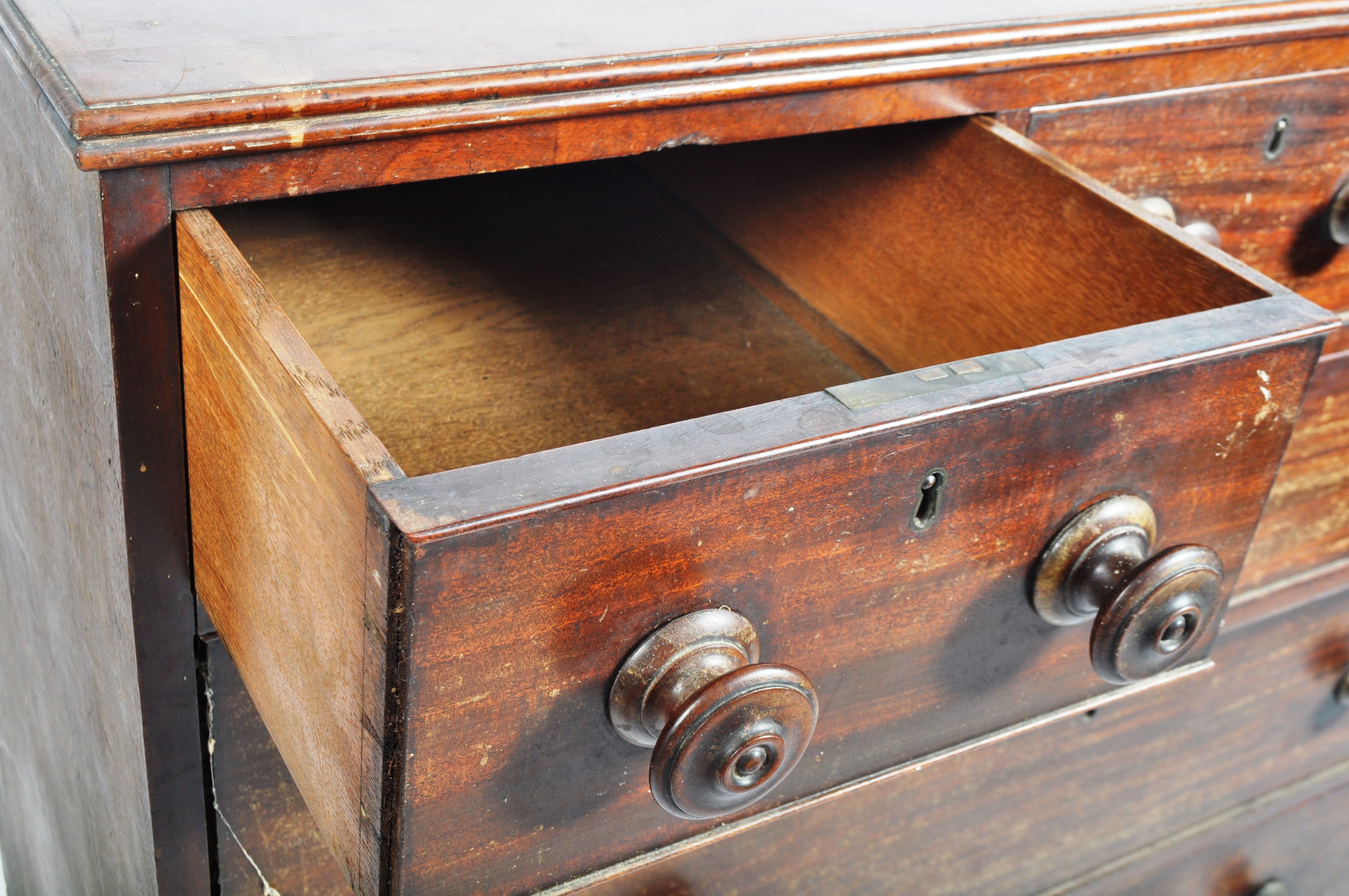 19TH CENTURY IRISH MAHOGANY CHEST OF DRAWERS - Image 4 of 8