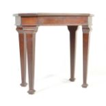A 20TH CENTURY MAHOGANY OCCASIONAL/SIDE TABLE