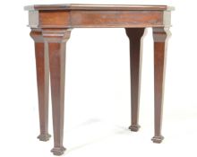 A 20TH CENTURY MAHOGANY OCCASIONAL/SIDE TABLE