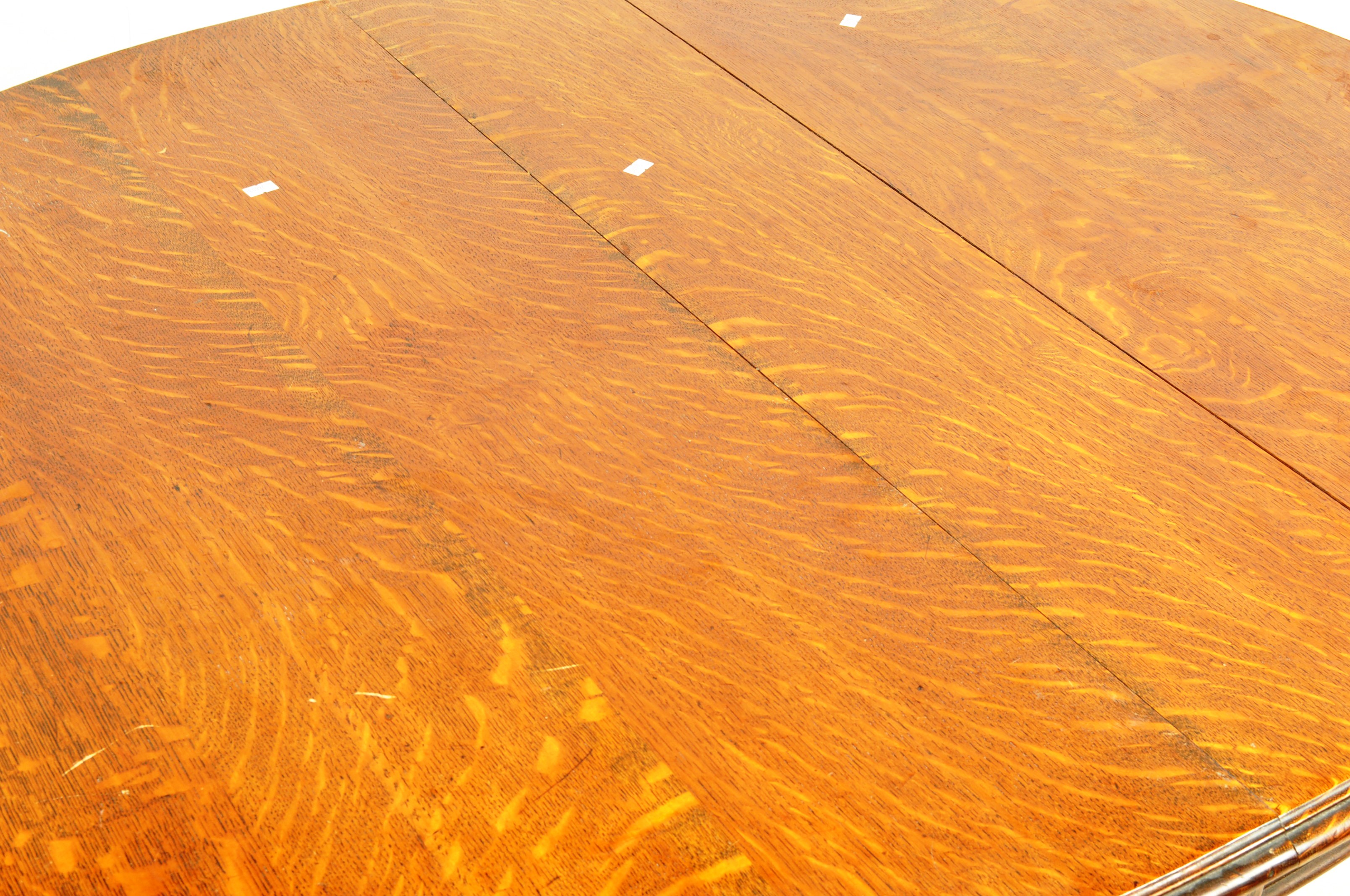 1920S SOLID OAK OVAL EXTENDING DINING TABLE - Image 3 of 4