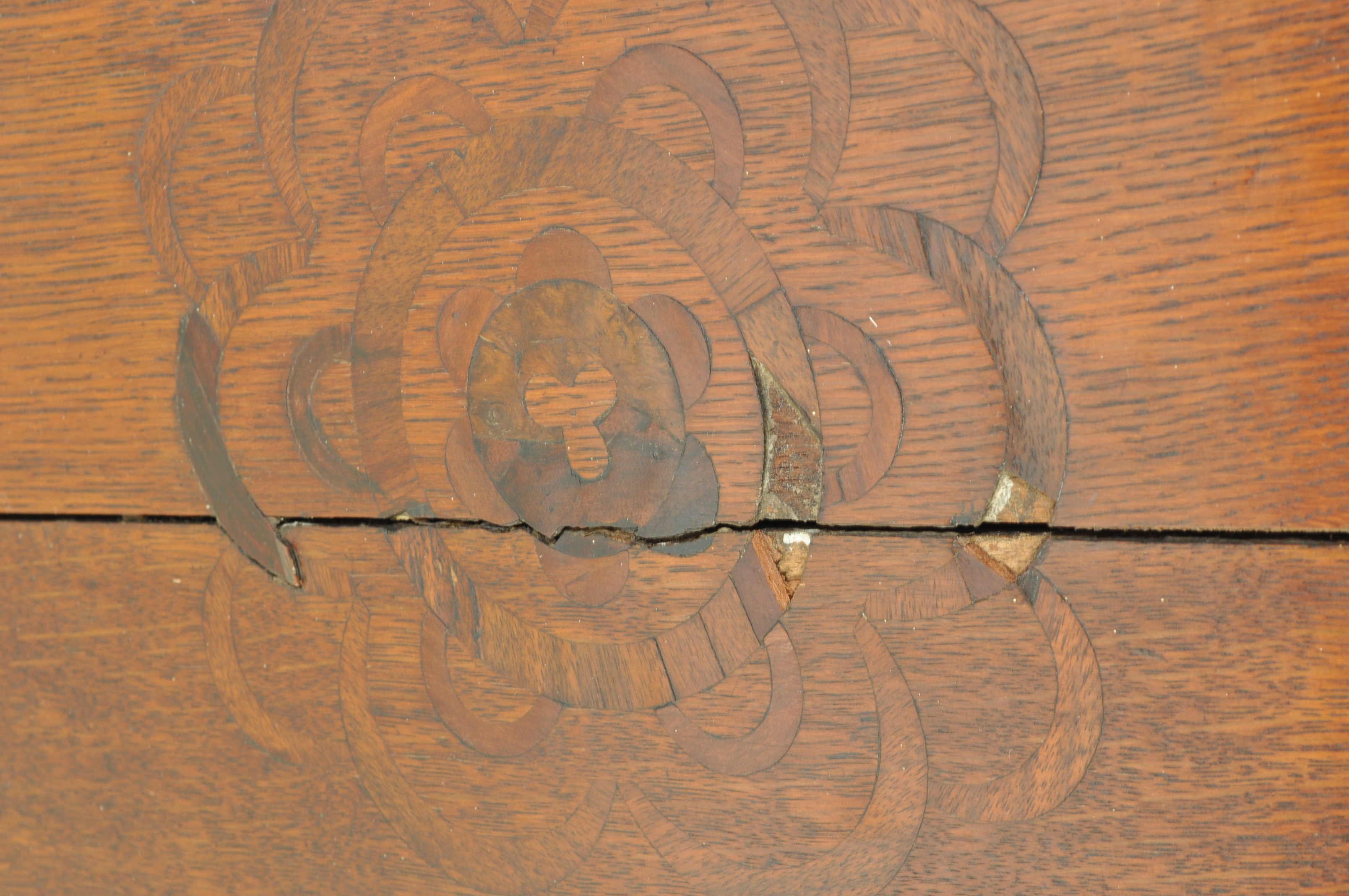 AN 18TH CENTURY GEORGE III OAK CORNER CUPBOARD - Image 3 of 5