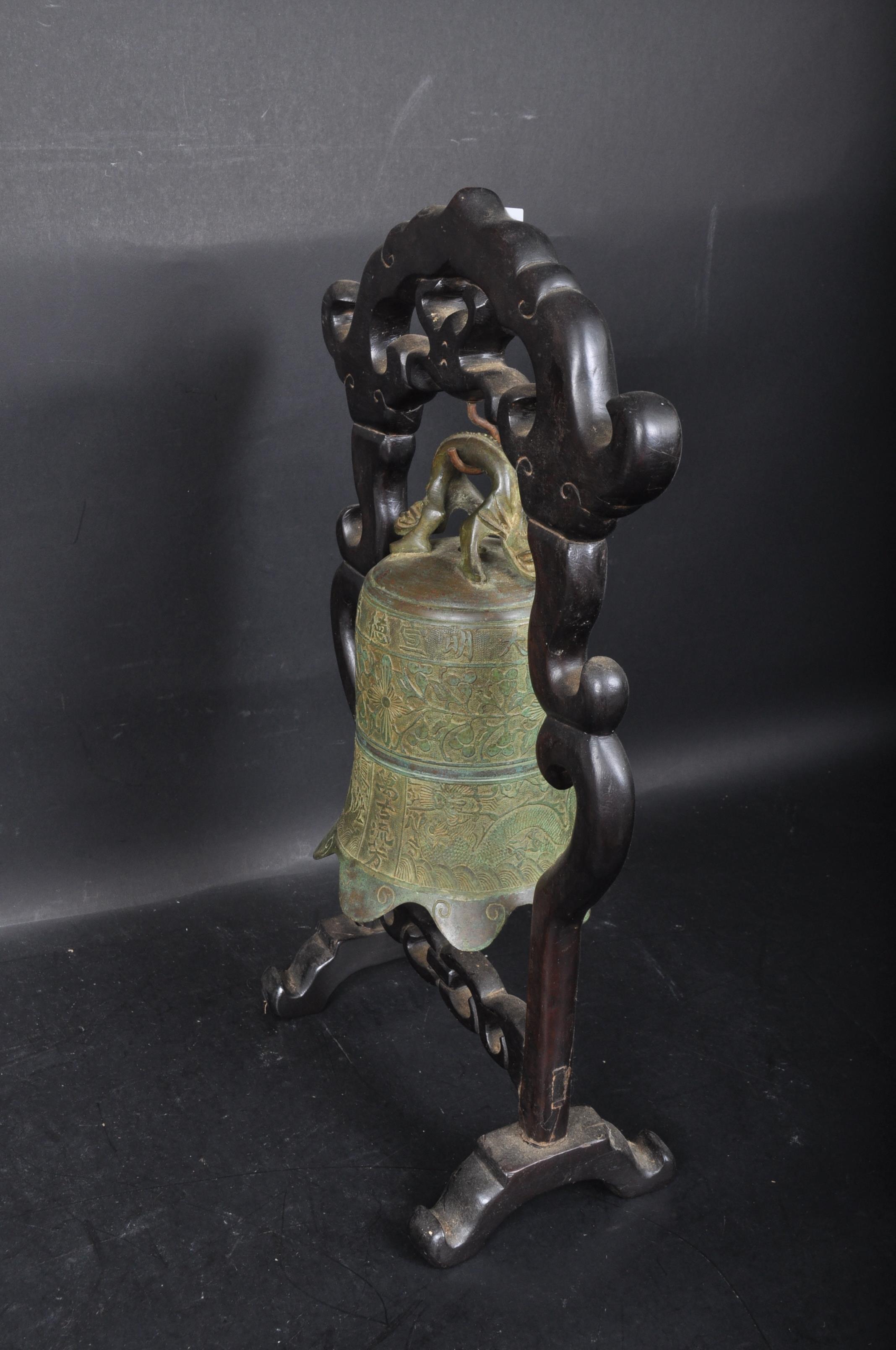 VINTAGE LATE 20TH CENTURY CHINESE / ORIENTAL BELL ON STAND - Image 3 of 4