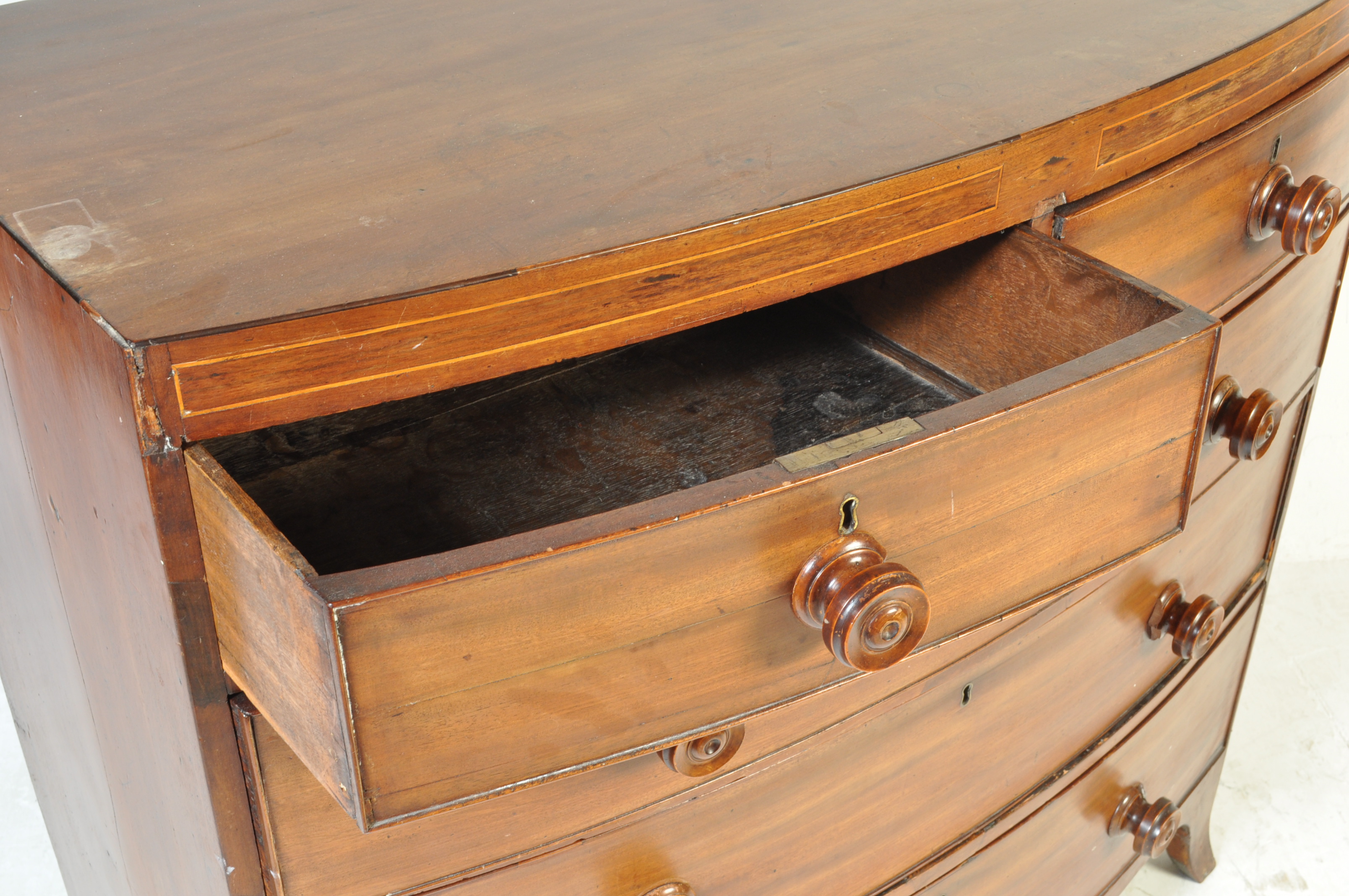 19TH CENTURY GEORGE III BOW FRONT CHEST OF DRAWERS - Image 4 of 6