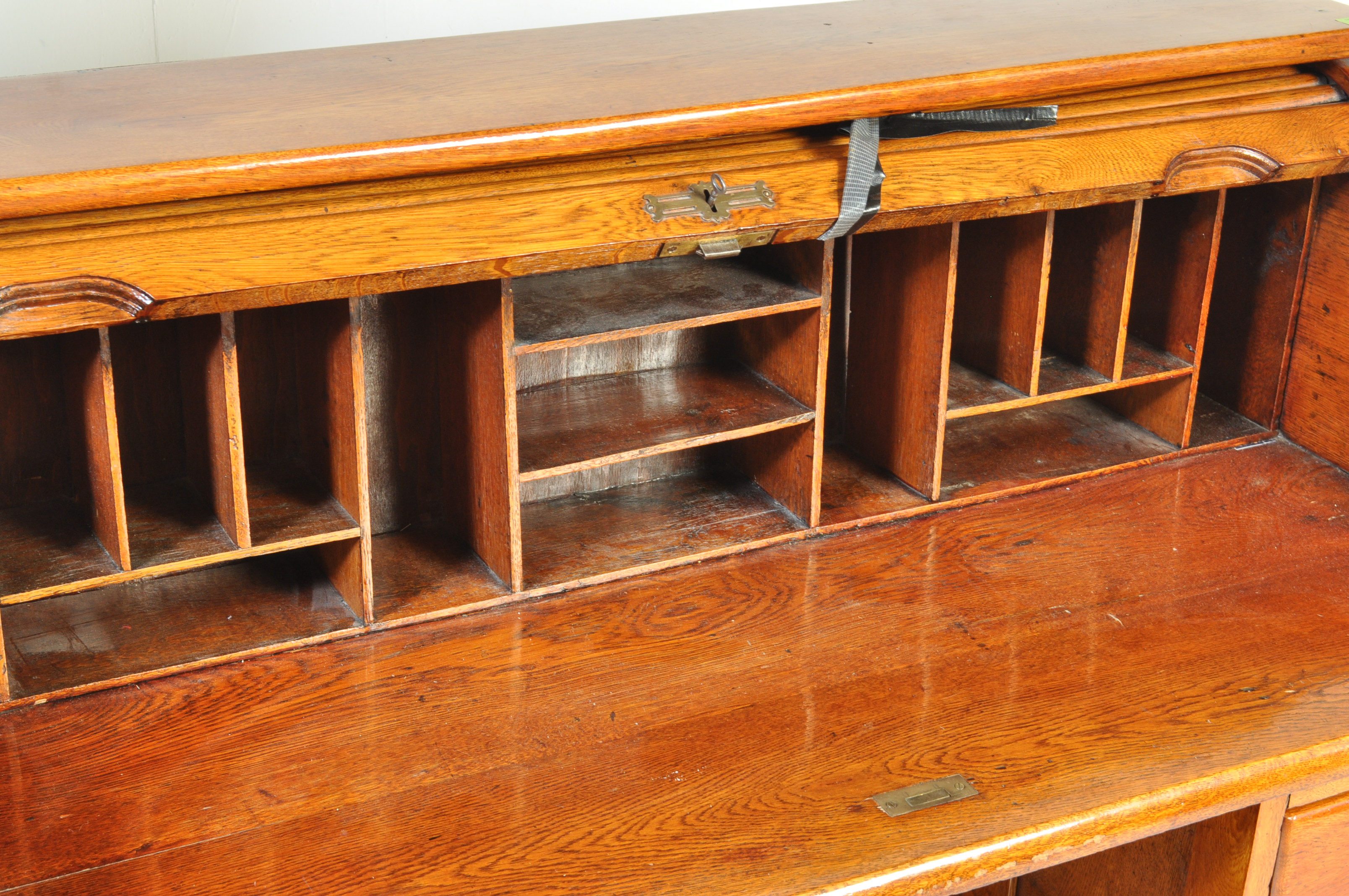 EARLY 20TH CENTURY 1920S OAK TAMBOUR ROLL DESK - Image 4 of 5