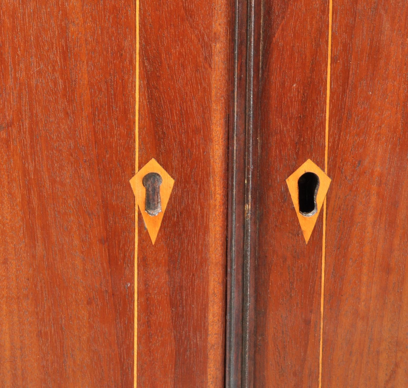 EARLY 19TH CENTURY GEORGE III MAHOGANY CORNER CUPBOARD - Image 5 of 8