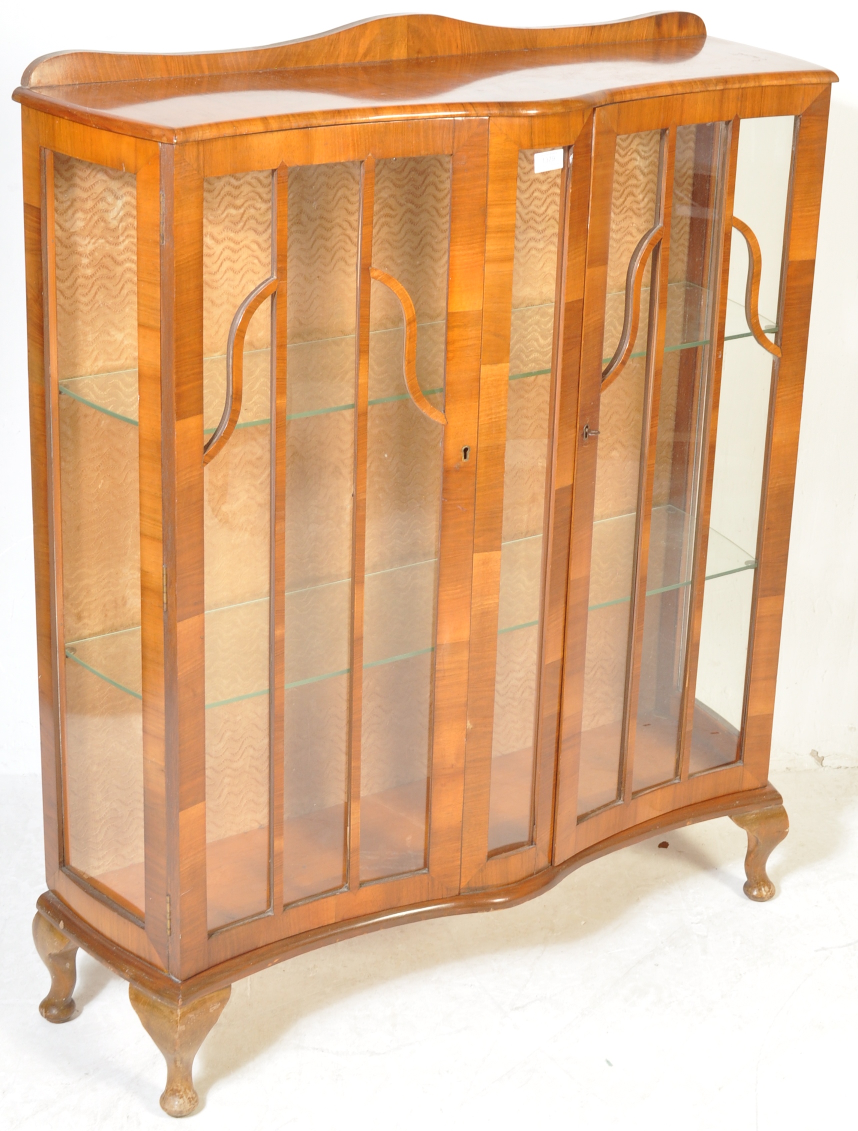 MID 20TH CENTURY WALNUT CHINA DISPLAY CABINET - Image 2 of 5