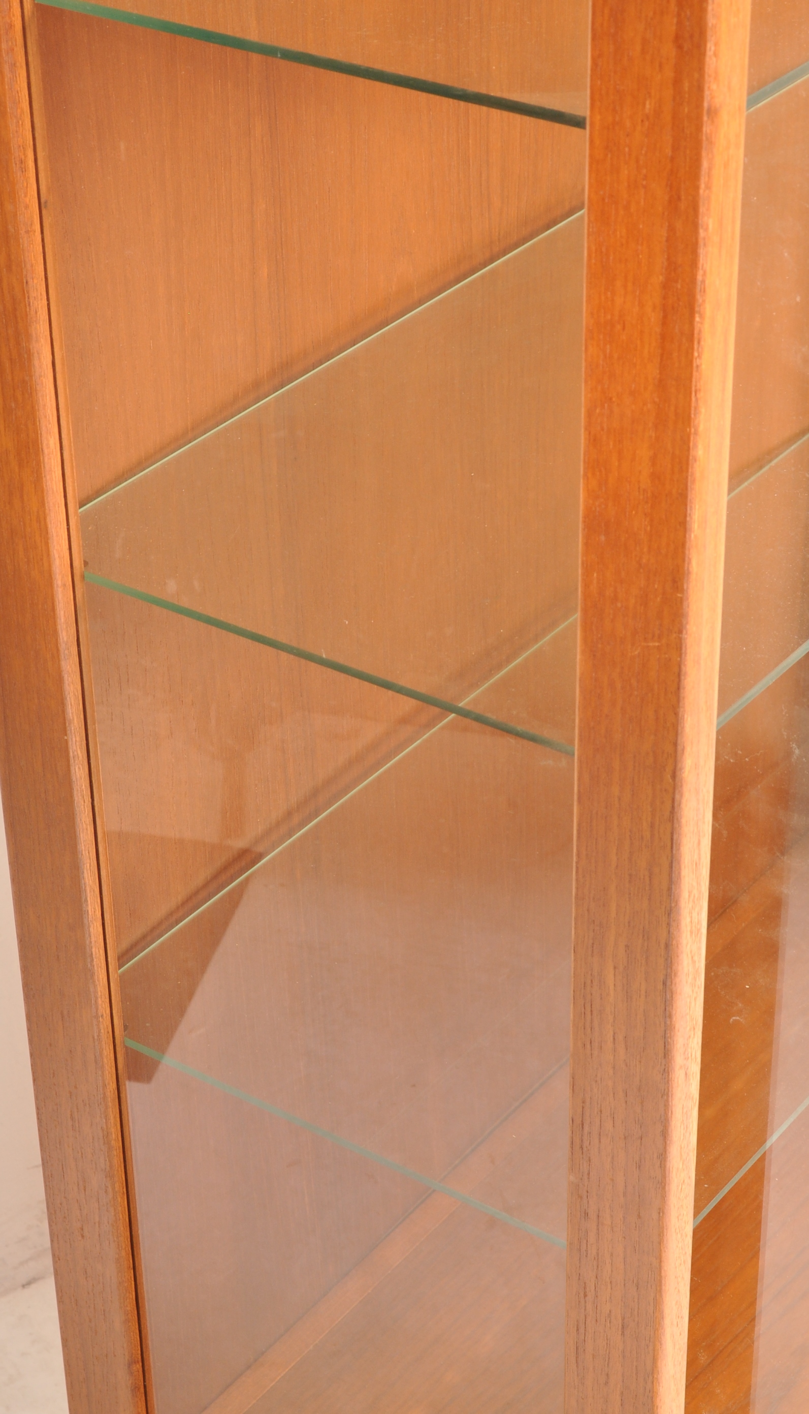 MID 20TH CENTURY DANISH INSPIRED TEAK WOOD AND GLASS DISPLAY CABINET - Image 6 of 6