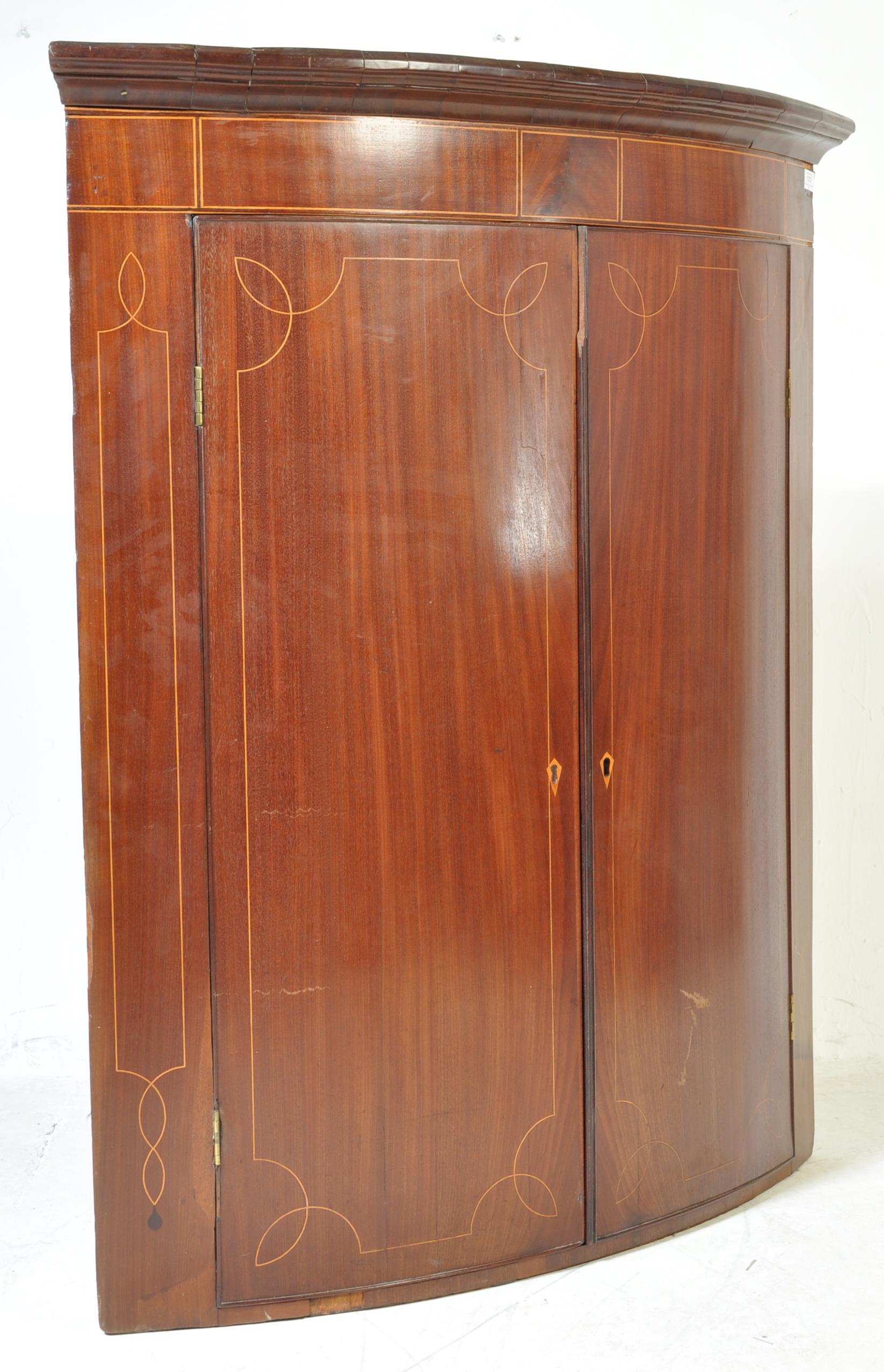 EARLY 19TH CENTURY GEORGE III MAHOGANY CORNER CUPBOARD