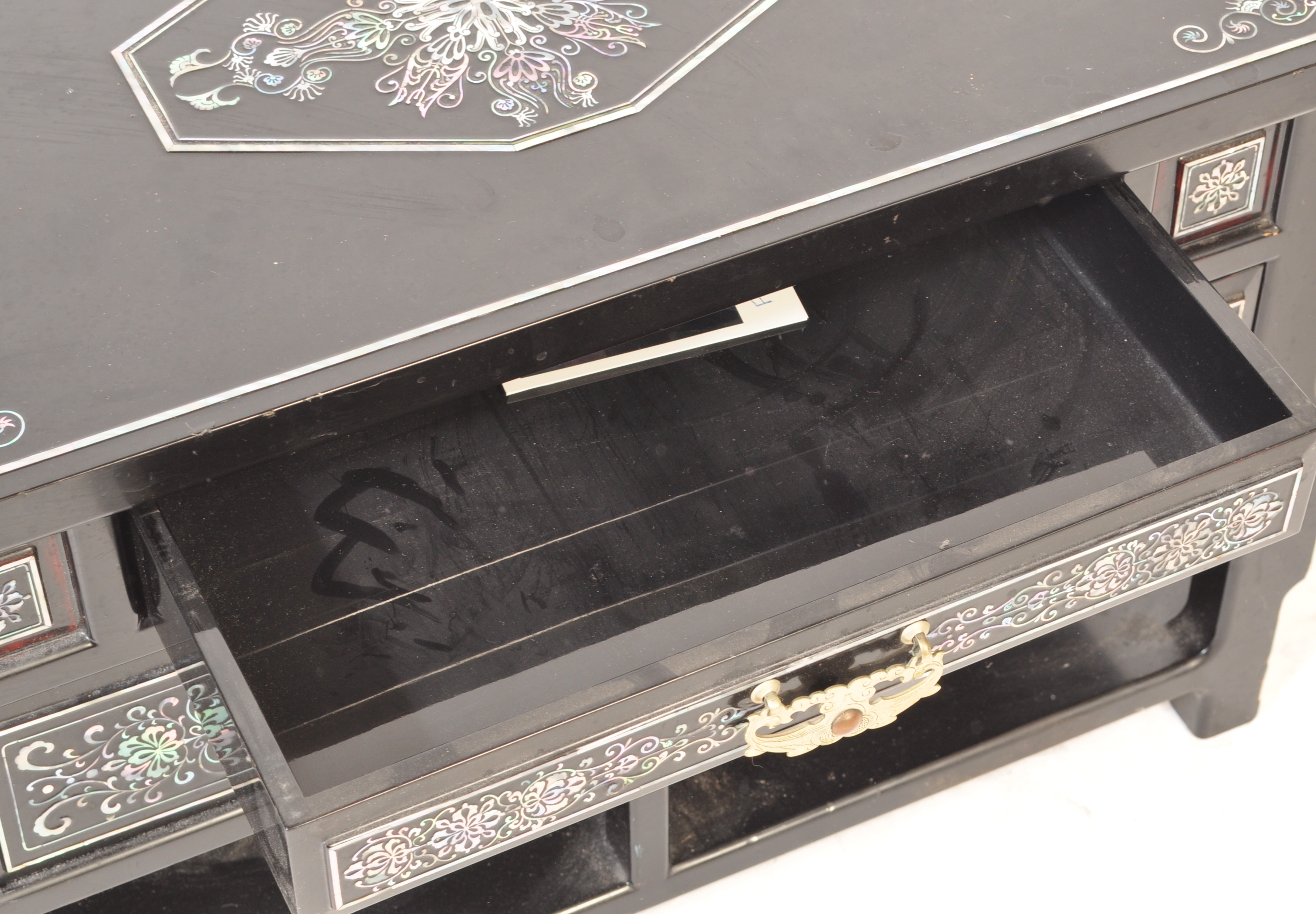 UNUSUAL JAPANESE BLACK LACQUER SIDE TABLE - Image 8 of 8