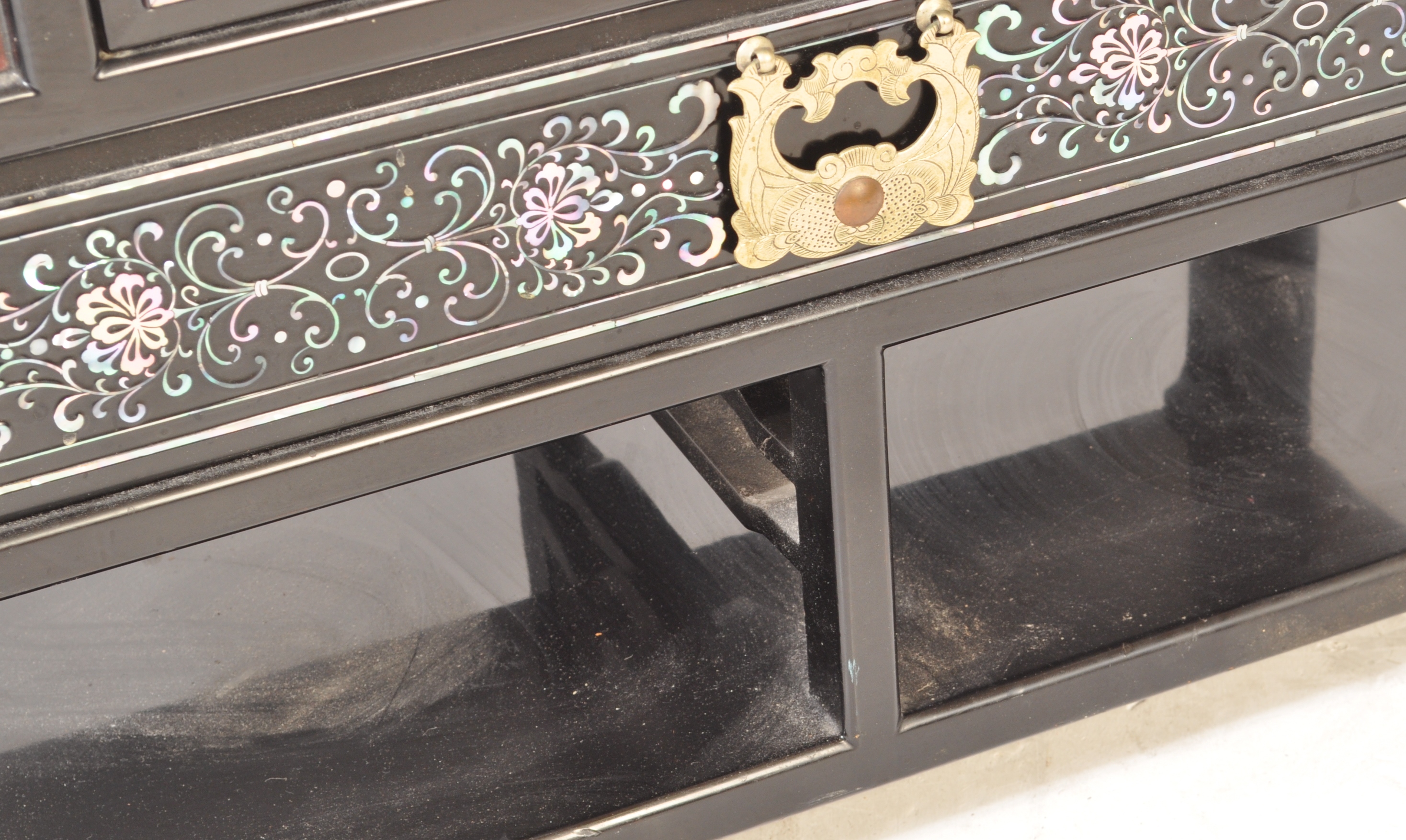 UNUSUAL JAPANESE BLACK LACQUER SIDE TABLE - Image 5 of 8