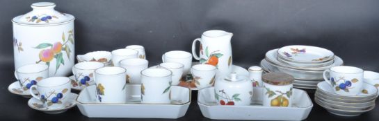 COLLECTION OF VINTAGE 20TH CENTURY ROYAL WORCESTER EVESHAM DINNER SERVICE