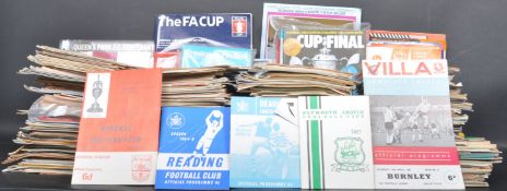 LARGE COLLECTION OF VINTAGE 20TH CENTURY LEAGUE AND FA CUP FOOTBALL PROGRAMMES
