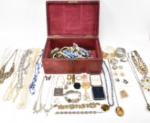 ASSORTMENT OF VINTAGE COSTUME JEWELLERY