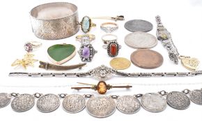 SELECTION OF JEWELLRY INCLUDING SILVER & GOLD