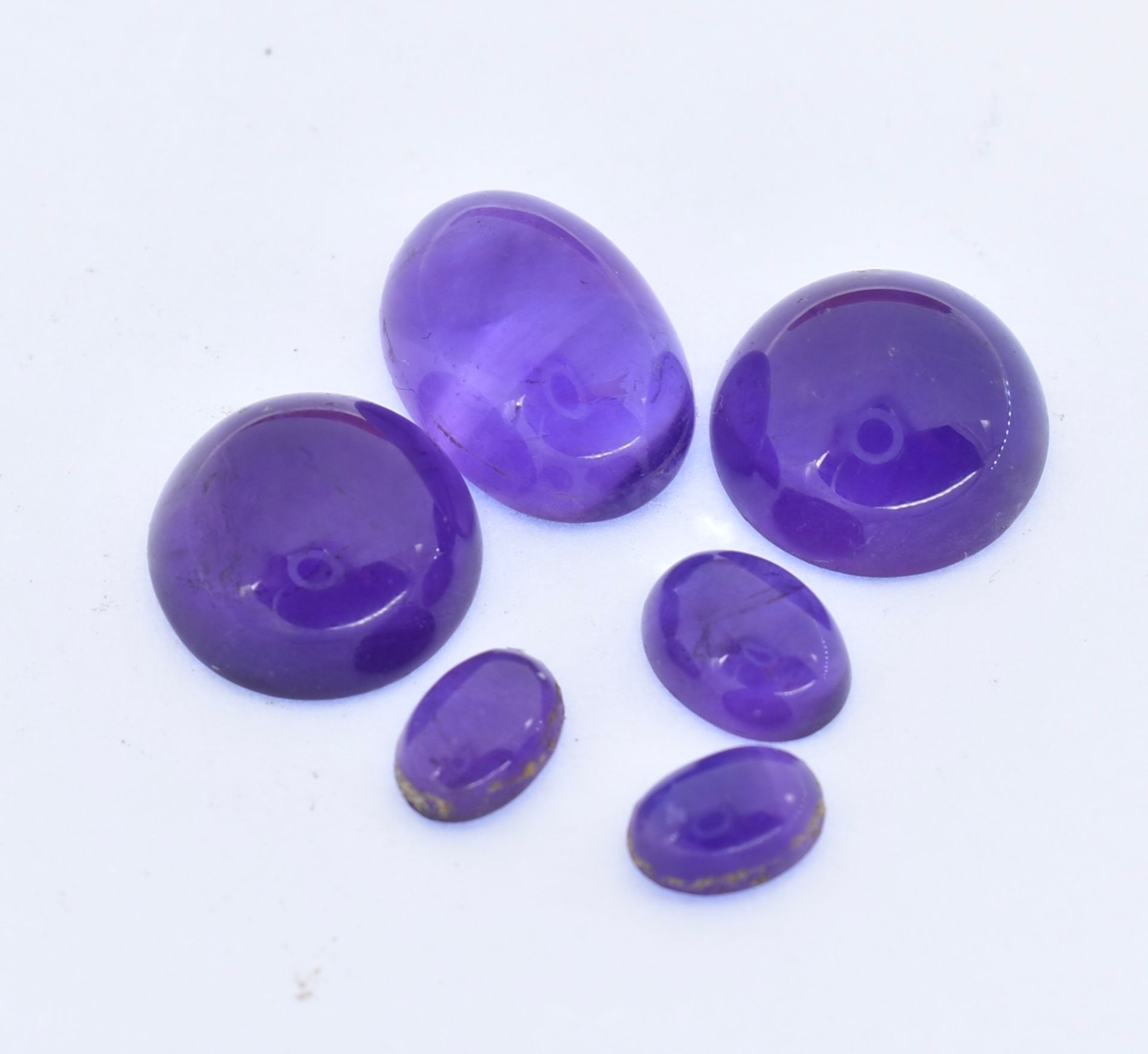QUANTITY OF ASSORTED AMETHYST CABOCHONS