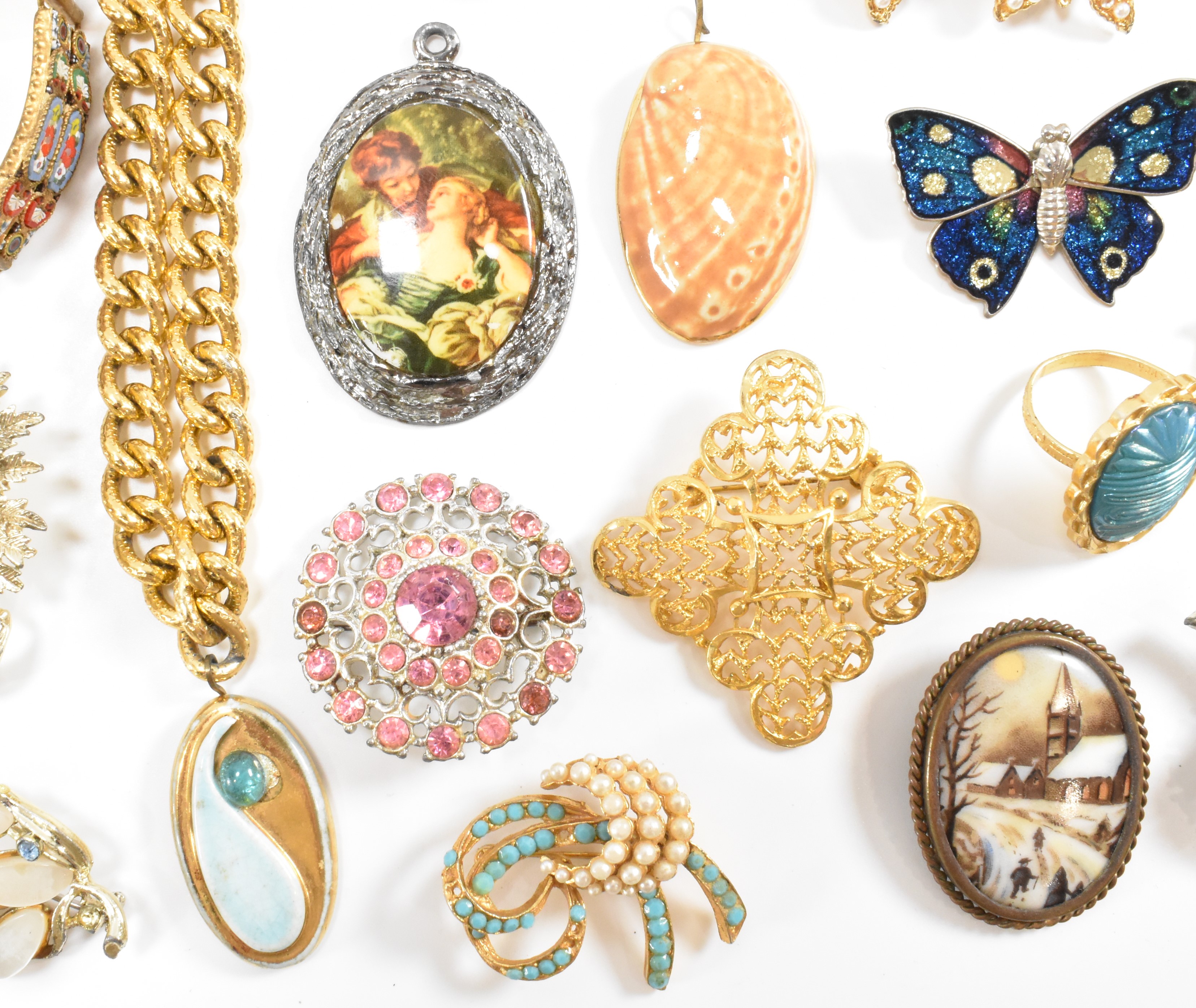 COLLECTION OF VINTAGE COSTUME JEWELLERY - Image 8 of 12