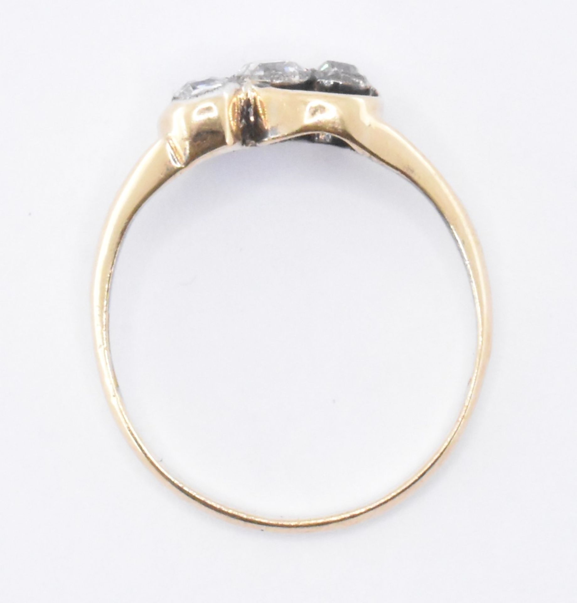 18CT GOLD & DIAMOND THREE STONE RING - Image 6 of 6