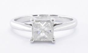 18CT WHITE GOLD & DIAMOND SOLITAIRE RING