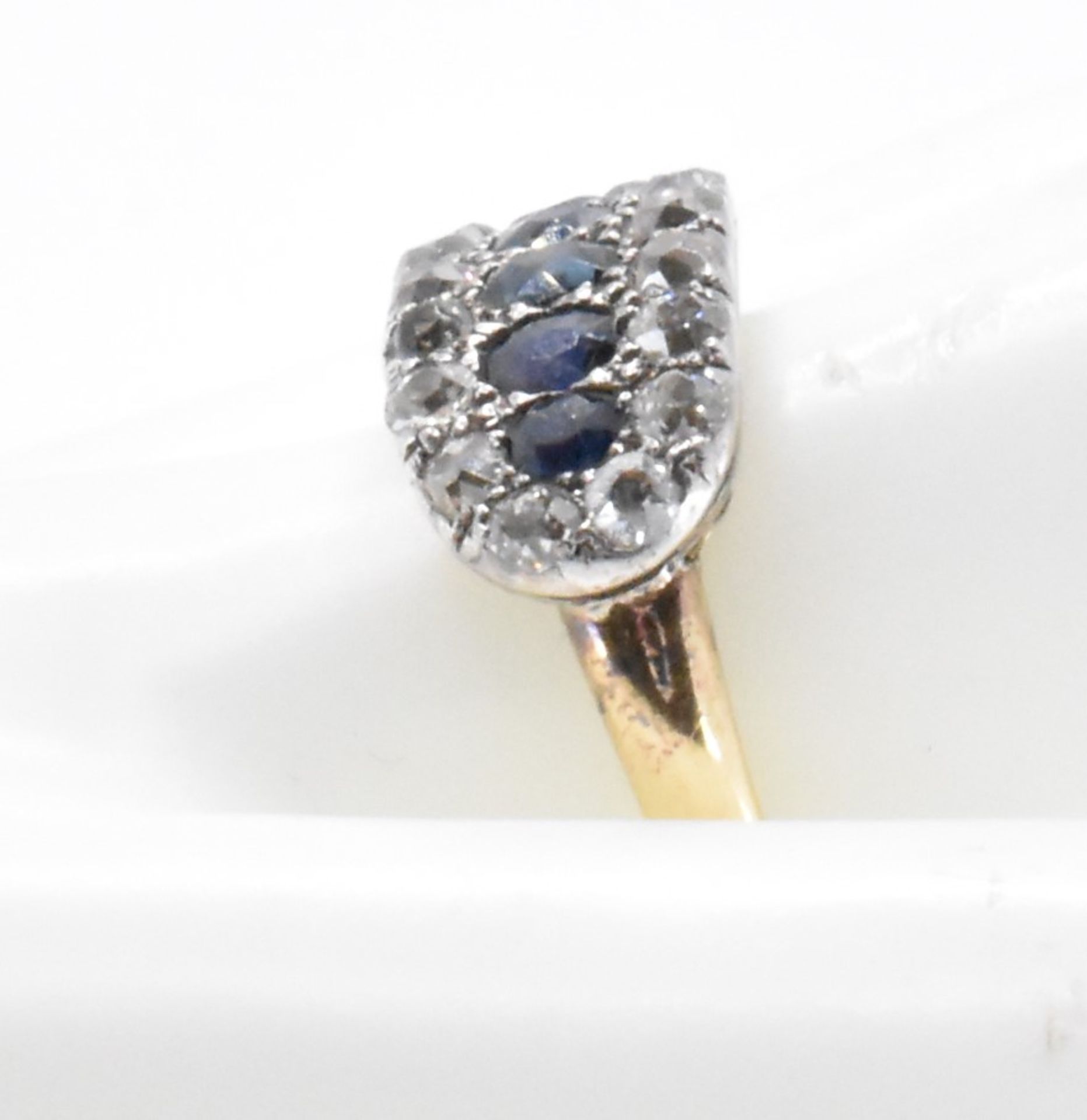 1920S 18CT GOLD SAPPHIRE & DIAMOND CLUSTER RING - Image 5 of 6