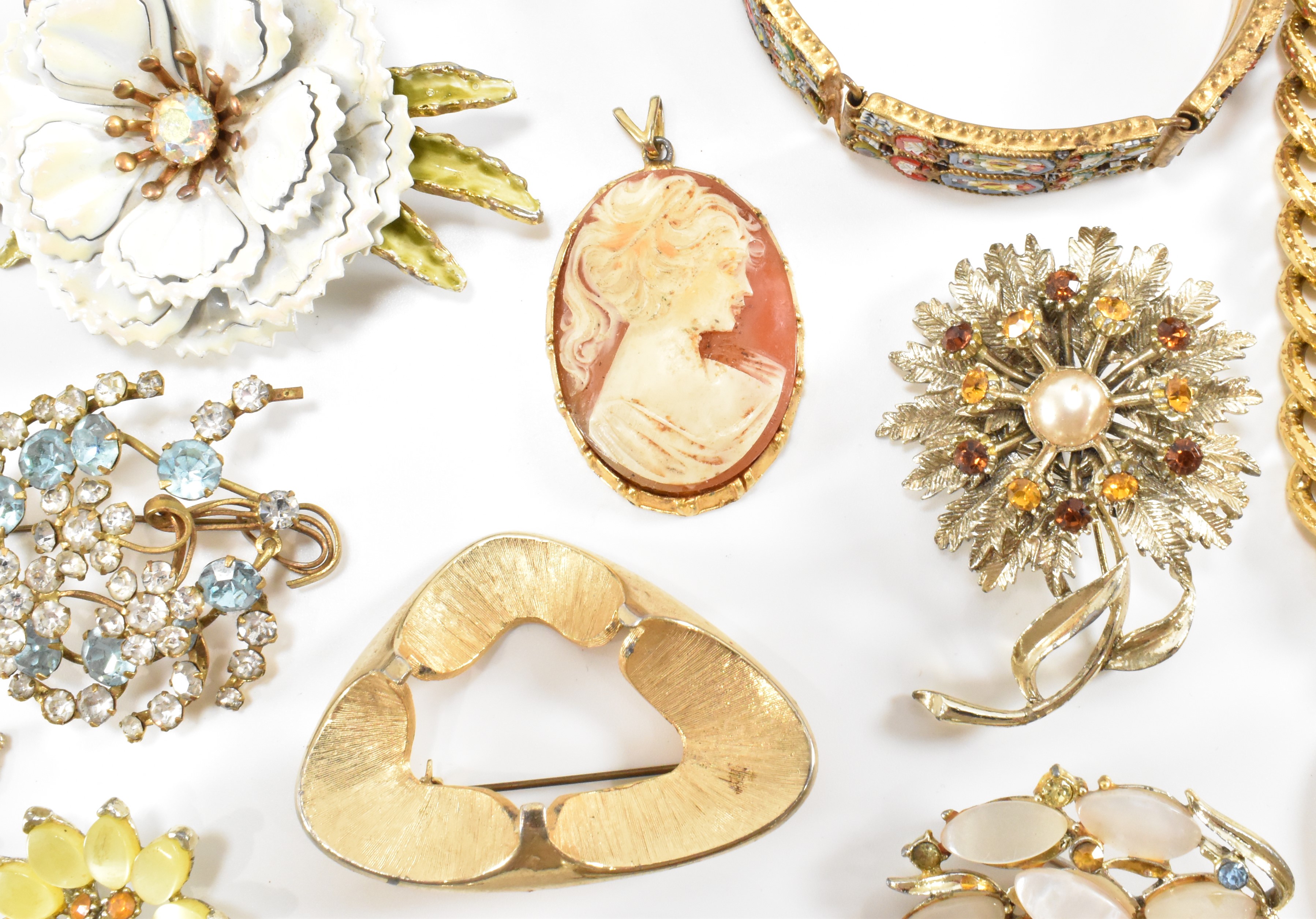 COLLECTION OF VINTAGE COSTUME JEWELLERY - Image 6 of 12