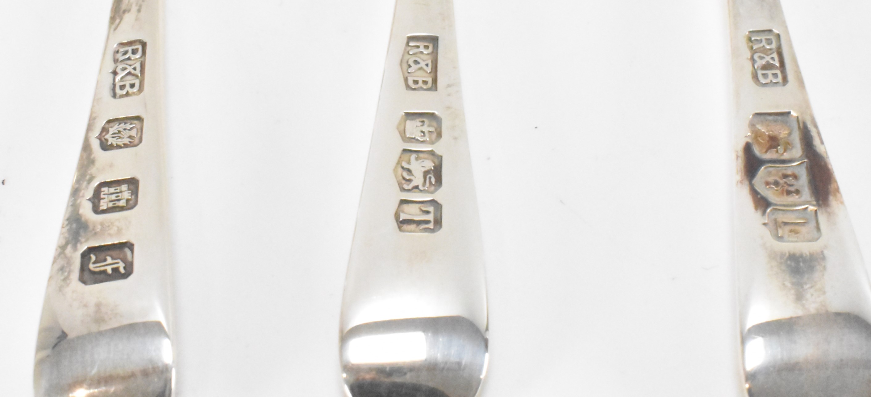PAIR OF ROBERTS AND BELK SILVER HALLMARKED CITY SET TEASPOONS - Image 5 of 8