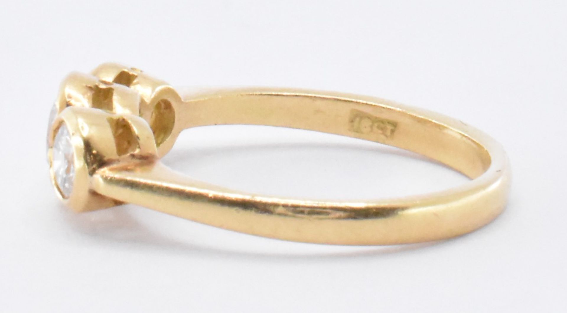 18CT GOLD & DIAMOND THREE STONE RING - Image 3 of 7