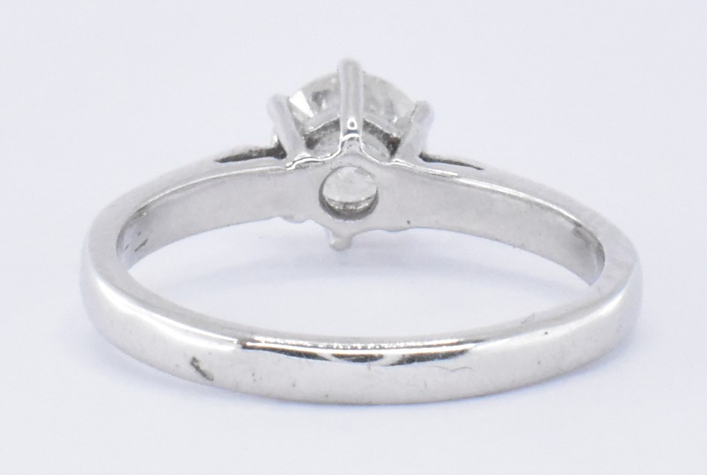 18CT WHITE GOLD & DIAMOND RING - Image 4 of 5