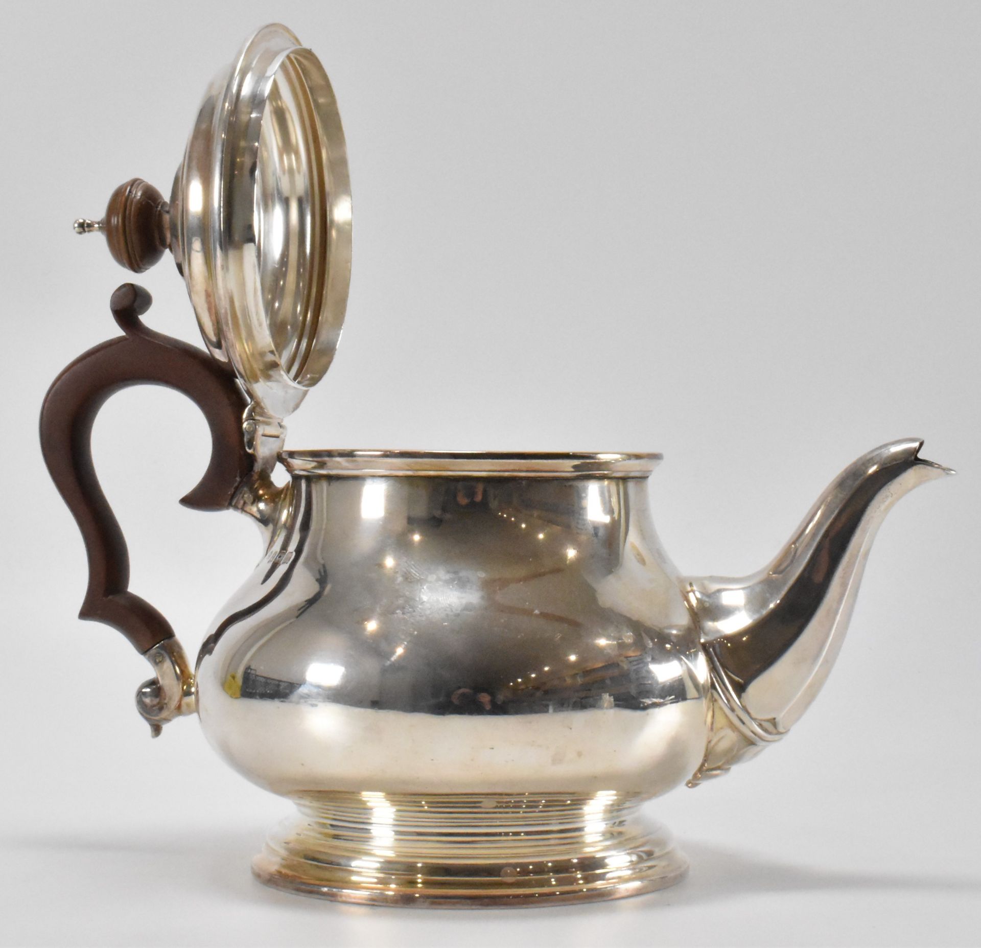 HALLMARKED SILVER GEORGE V ADIE BROTHERS TEAPOT - Image 4 of 7