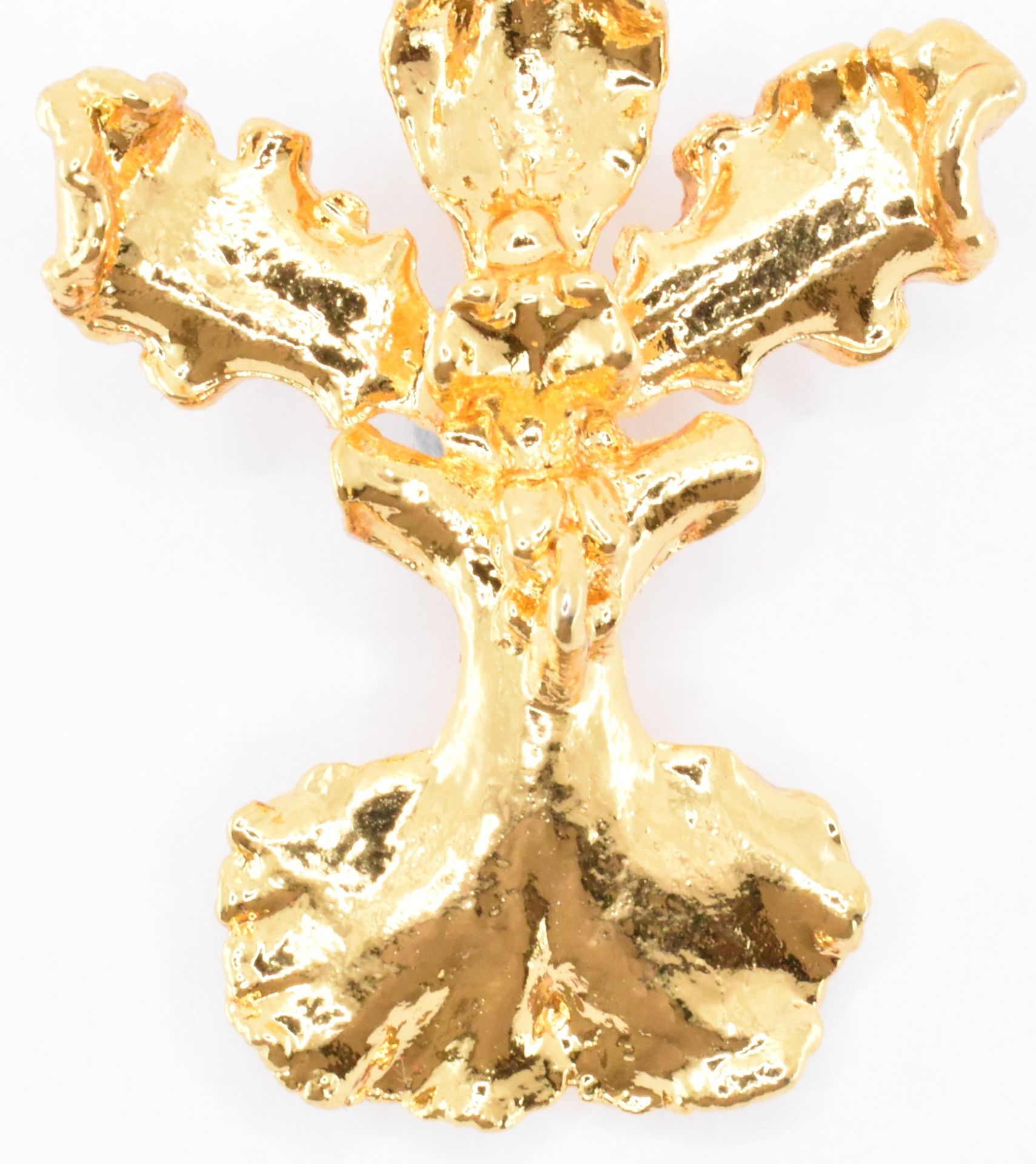 22CT GOLD PRESERVED ORCHID BROOCH - Image 2 of 9